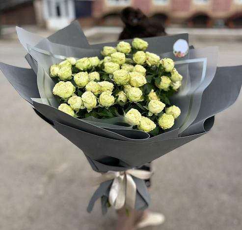 Букет Белые кустовые розы Солинеро в Новоуральске