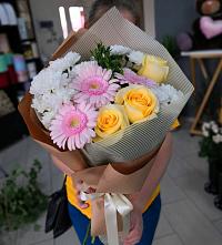 Букет цветов из:  Герберы, Розы и Хризантемы в Новоуральске