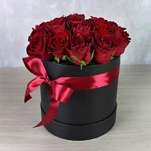 Цветочная композиция из Розы в шляпной коробке в Новоуральске