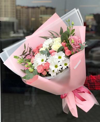 Букет цветов из: Розы, Лизиантусы и Хризантемы в Новоуральске